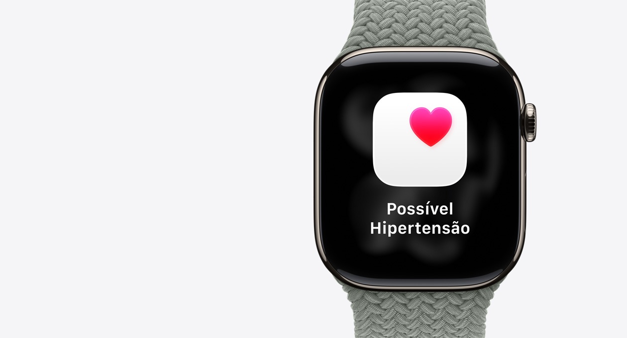 Apple Watch Series 11 com caixa natural de titanio e pulseira loop solo tran?ada cinza-esverdeada, notifica??o de possível hipertens?o, cora??o rosa dentro de uma caixa branca, Digital Crown no lado direito