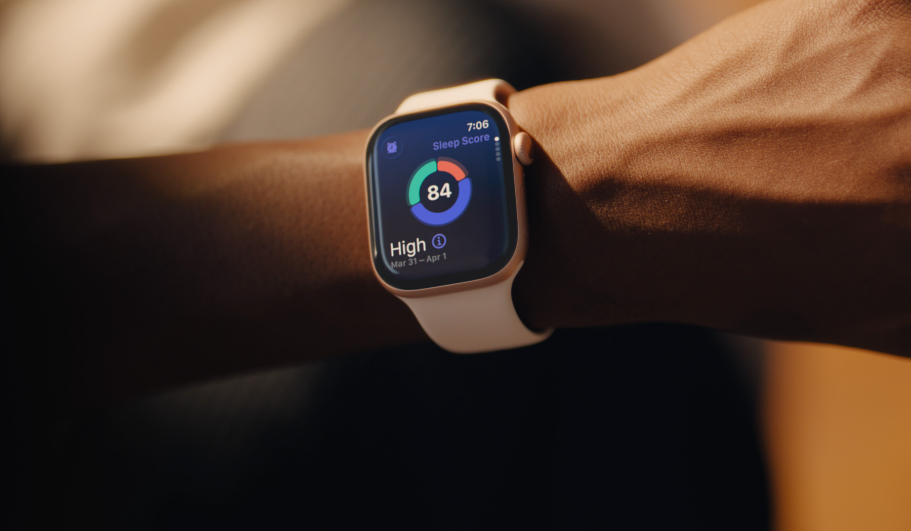 Uma pessoa lê sua pontua??o de qualidade de sono no Apple Watch Series 11