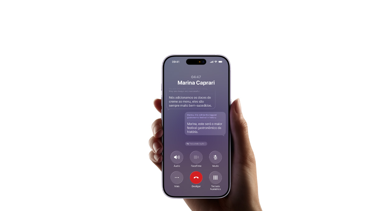 M?o segurando um iPhone 17, demonstrando o recurso Tradu??o ao Vivo da Apple Intelligence