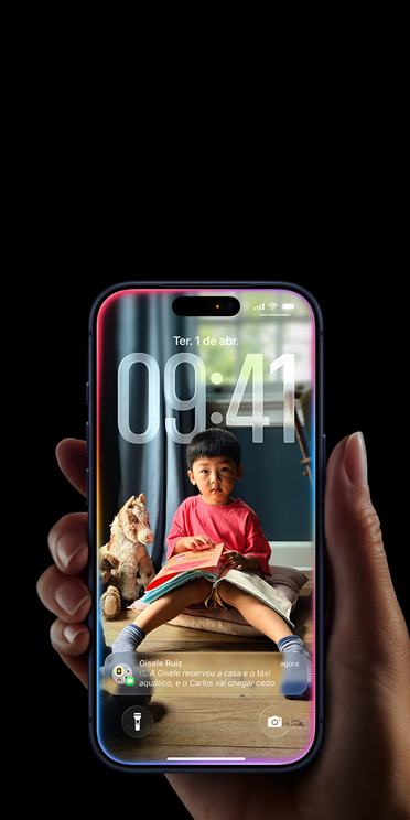 Uma m?o segura um iPhone 17 Pro, com uma notifica??o de mensagem na Tela Bloqueada personalizada