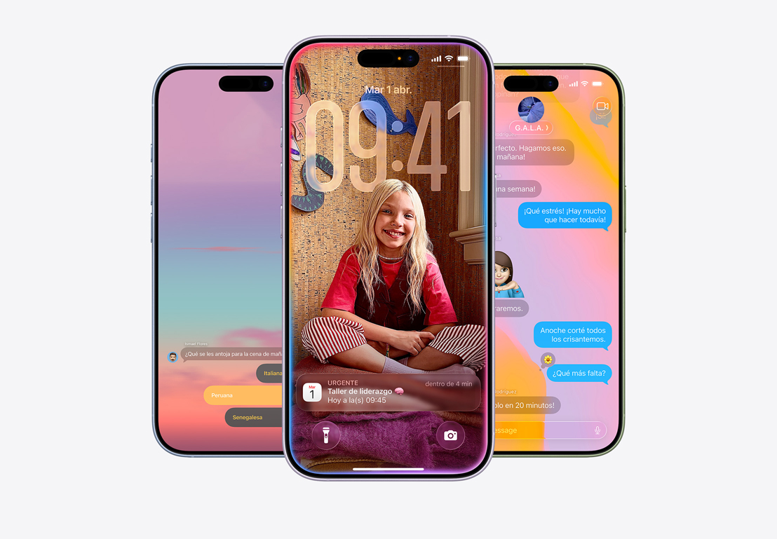 Parte frontal de dispositivos iPhone 17 en acabados azul neblina, color lavanda y color salvia, funcionalidades de iOS 26: pantalla de inicio con varias apps, notificación de Calendario en la pantalla bloqueada personalizada, pantalla de un iPhone con la app Mensajes y el dise?o con Liquid Glass