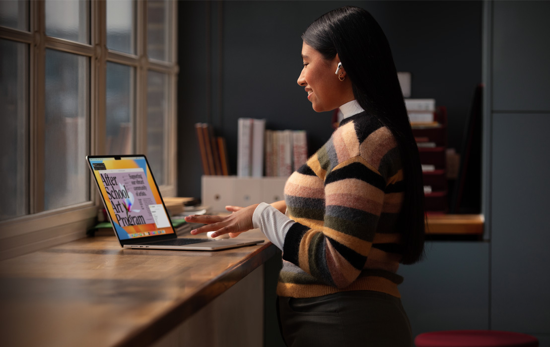 Vysoko?kola?ka vytvá?í leták na MacBooku Pro