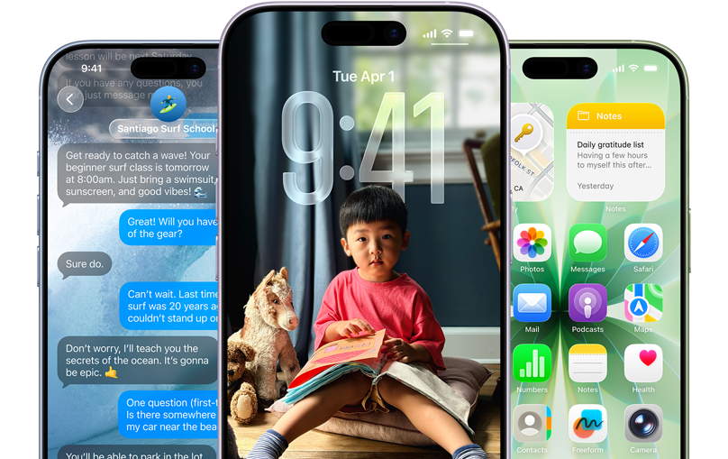 Pohled zep?edu na mlhově modry, levandulovy a ?alvějově zeleny iPhone 17, na displejích jsou vidět funkce iOS – Zprávy s prosvítajícím pozadím, Liquid Glass na zamknuté obrazovce a plocha s r?znymi aplikacemi