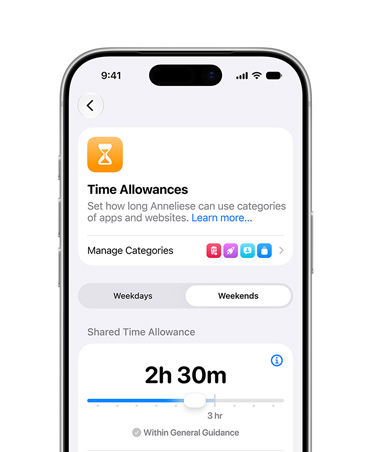 St?íbrny iPhone 17 Pro, na obrazovce je v Nastavení vidět volba Vymezeny ?as a Rozvrh ?asu u obrazovky pro ur?ení ?asovych limit? a kategorií médií pro dítě