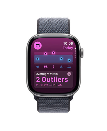 Apple Watch Series 11 med urkasse av aluminium i stellargr?, Vitale tegn-appen, Helse-poengdiagram, varsling om avvikende vitale m?linger fra natten f?r, h?yre side, Digital Crown, Sport Loop i m?rk gr?