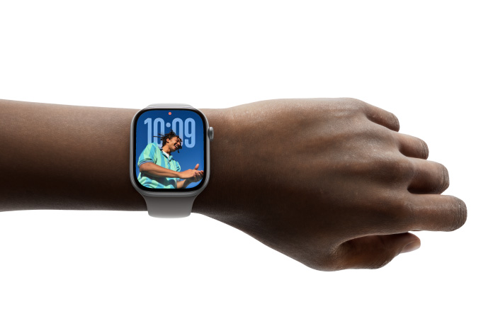 En person har p? seg Apple Watch Series 11 med Bilder-urskiven