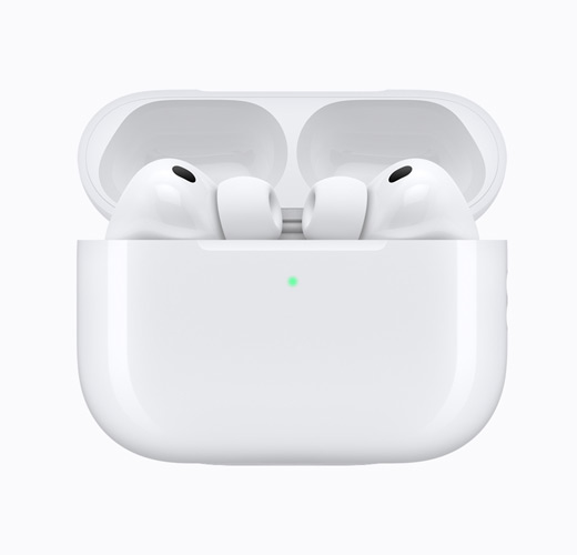 Des AirPods Pro 3 dans un bo?tier de charge blanc ouvert