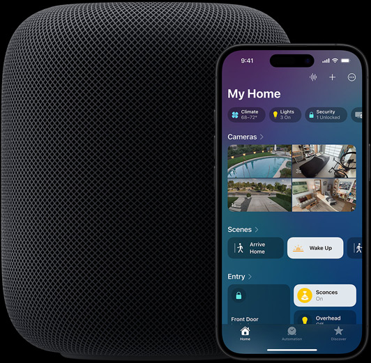 En iPhone med Hjem-appen p? hjemmesk?rmen er placeret foran en HomePod-h?jttaler