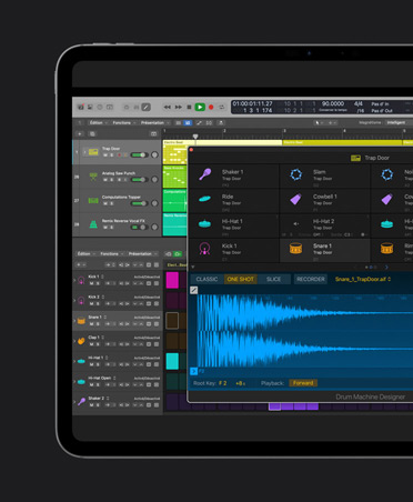 écran d’iPad Pro 13, outils de création de rythmes Logic Pro, grille colorée de boucles et de phrases en direct