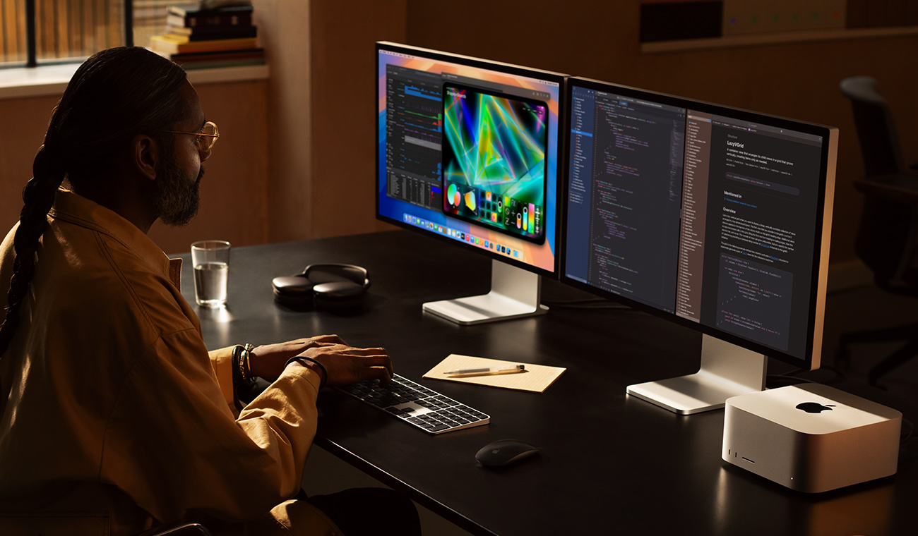 ?να? επαγγελματ?α? που εργ?ζεται με Mac?Studio και δ?ο οθ?νε? Studio?Display