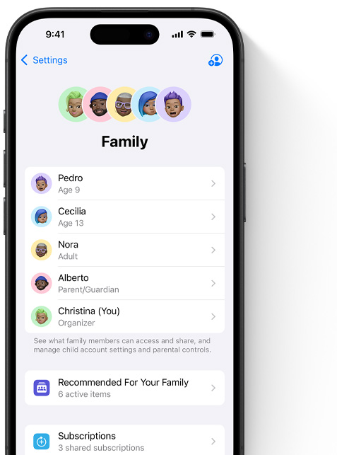 iPhone 螢?zāi)伙@示「家庭」頁面的「設(shè)定」，代表每位家庭成員的 Memoji 排列在頂部，每個(gè)圖像均以色彩繽紛的圓形作背景。同樣的各個(gè) Memoji 在下方列出，顯示「家人共享」群組的所有成員