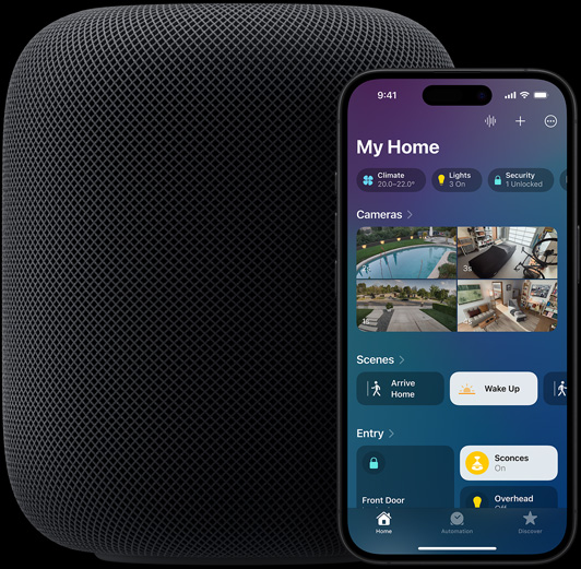 一部 iPhone 放在一部 HomePod 揚(yáng)聲器前少少的位置，螢?zāi)簧巷@示家居 app 的主畫面