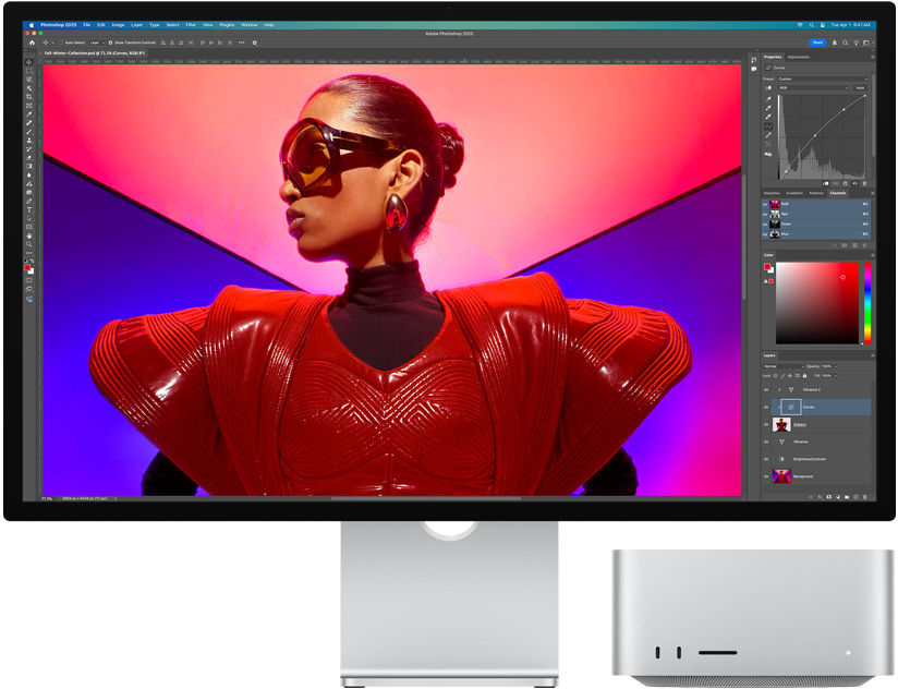 Studio Display 和 Mac Studio 一同展示，正使用 Adobe Photoshop