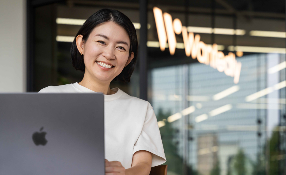 創(chuàng)業(yè)者兼CEOの仲暁子氏は、社員の働きやすさや使いやすさを考え、Macを選んでいます。