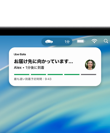 Macデバイスの畫面上部に、Uber Eatsのライブアクティビティが展開されたメニューバーが表示されている