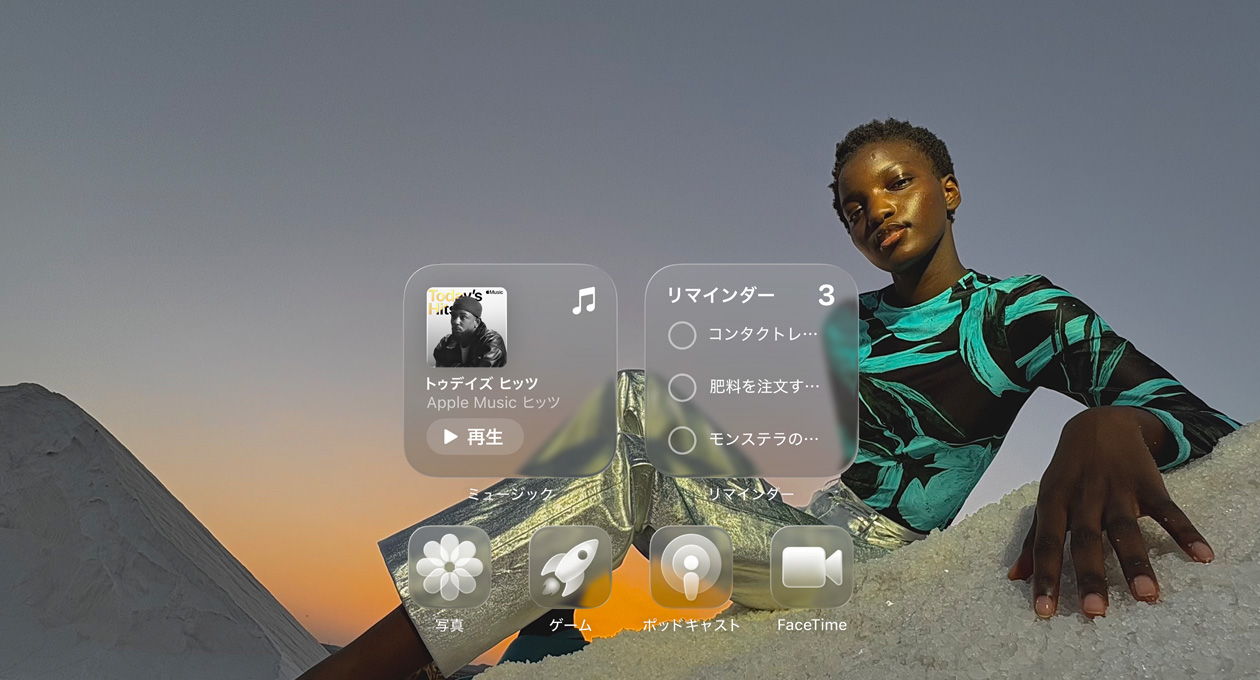 Apple Music、リマインダー、寫真、ゲーム、Podcast、FaceTimeのクリアなアプリアイコンを表示したLiquid Glassのディスプレイ。屈折された壁紙が見えている