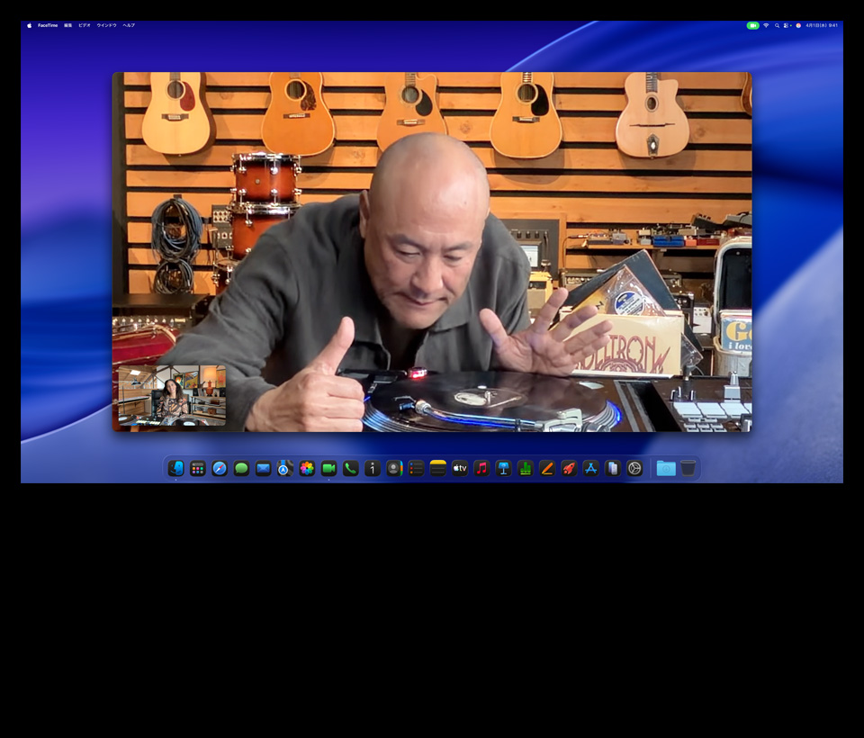 Mac Studioを下に収納したStudio Display XDRでビデオ通話をしている。ミュージックストアにいる人物がターンテーブルをじっくりと見ている