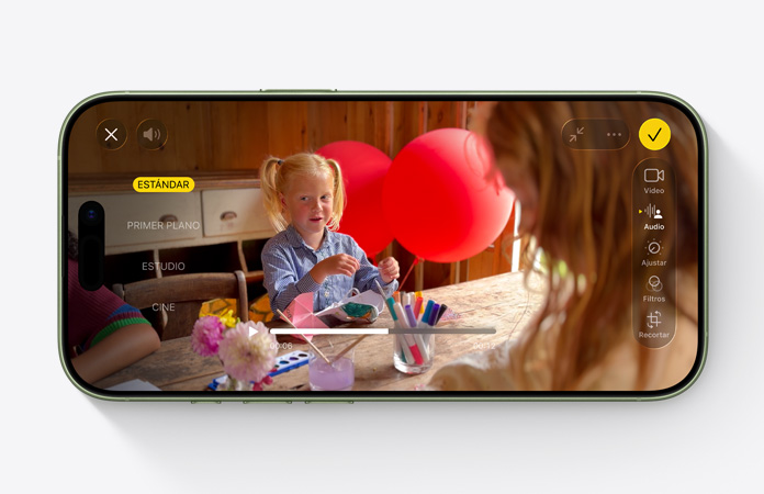 iPhone 17, parte frontal, video de una ni?a en una mesa con globos con la funcionalidad Mezcla de Audio en uso