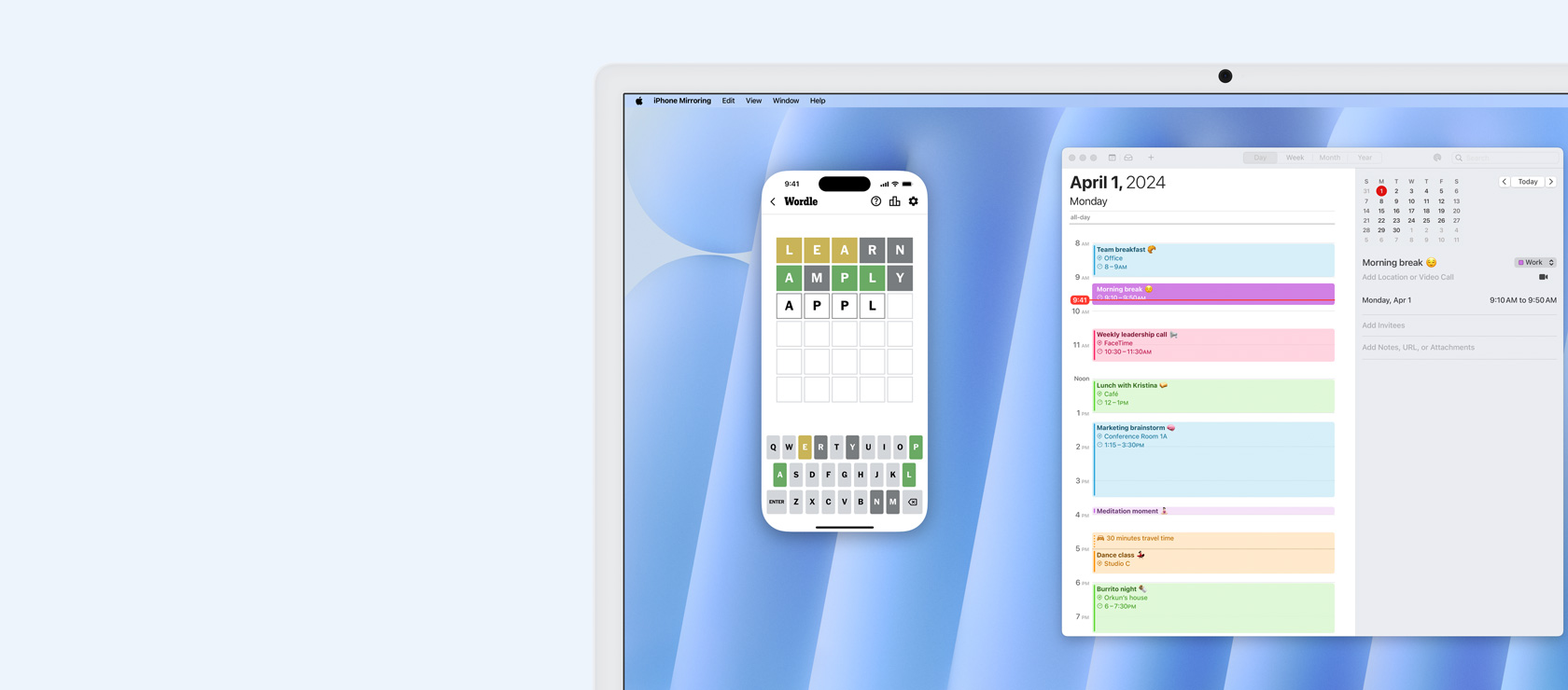 iPhone 鏡像輸出功能示範(fàn)。iPhone 螢?zāi)簧巷@示的 Wordle 遊戲畫面鏡像輸出至 iMac，並可在 iMac 上操控；旁邊同時(shí)顯示日曆 app。