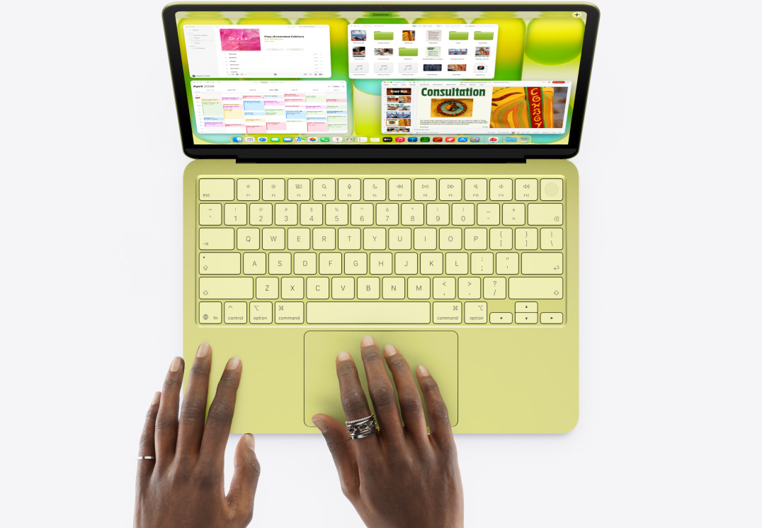 橘黃色 MacBook&nbsp;Neo，有隻手放在觸控板上，螢?zāi)划?huà)面中包含音樂(lè)和日曆等 app