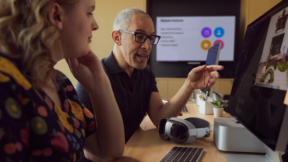Des développeurs découvrent les nouveaux outils logiciels pour l’Apple?Vision?Pro. 
