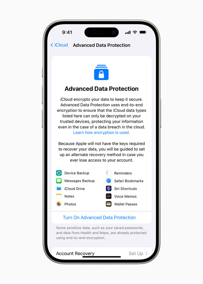 Une personne est invitée à activer la protection avancée des données sur son iPhone 15 Pro.