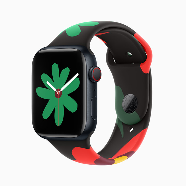 Une Apple?Watch?Series?9 avec le nouveau bracelet et le nouveau cadran Black?Unity?Collection. Le cadran affiche une fleur verte de plus petite taille.