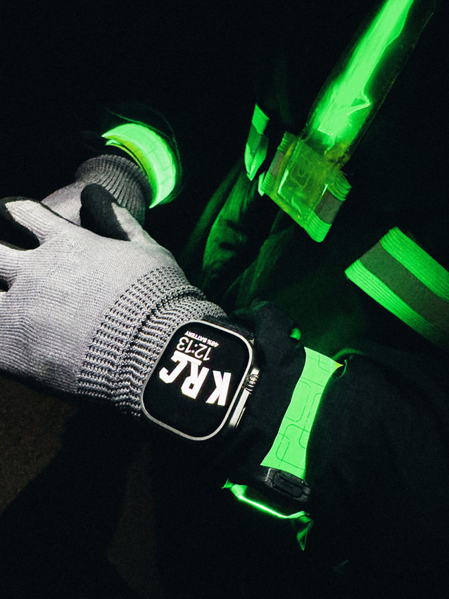 Gros plan sur le poignet d’un coureur mettant en évidence l’Apple?Watch?Ultra de nuit.