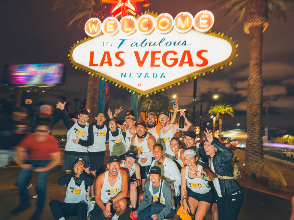 L’équipe célèbre le passage de la ligne d’arrivée à Las?Vegas.