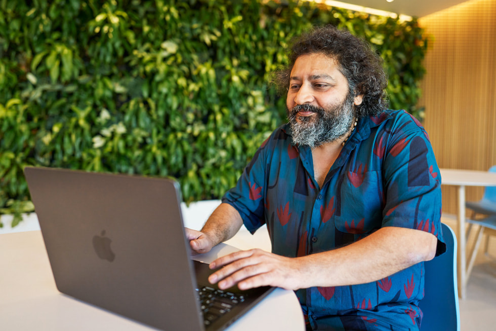 El mentor Lijo Jose Pellissery usa la MacBook Pro para revisar Kovarty.