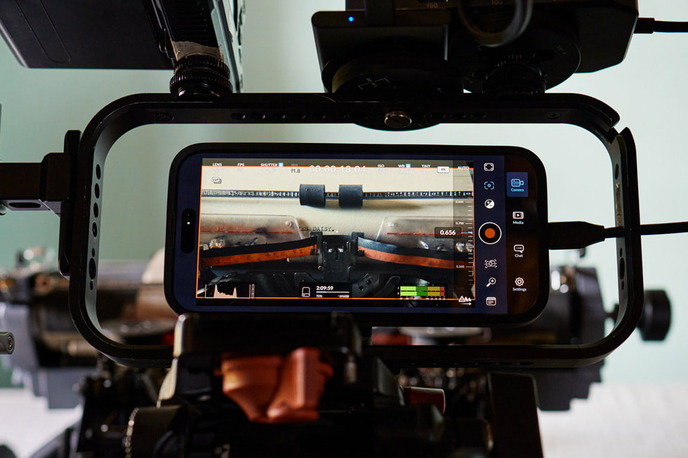 El cinematógrafo de Kovarty, Swapnil S. Sonawane, usa el iPhone 16 Pro Max en el set.