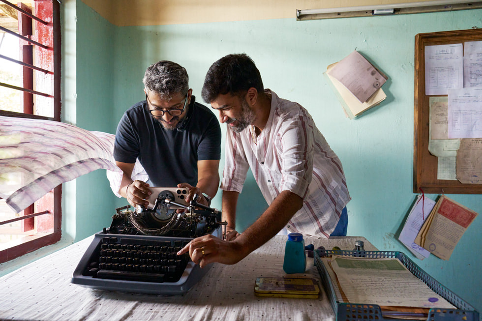 Rohin Raveendran Nair en el set de filmación de Kovarty con el iPhone 16 Pro Max.