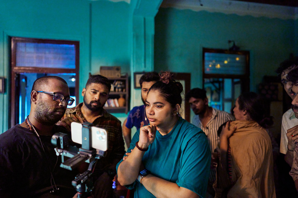 La cineasta Shalini Vijayakumar (en el centro) y el cinematógrafo Vighneshwar (al fondo a la izquierda) en el set de Seeing Red.