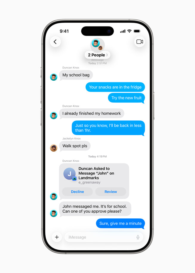 Sur un iPhone?16?Pro, l’app Messages demande à l’utilisateur de décliner ou d’examiner une invitation à discuter via une autre app.