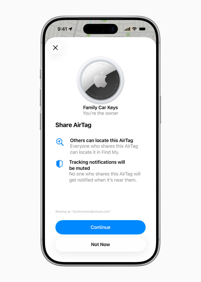 iPhone 17 Pro menampilkan layar bertuliskan "Kunci Mobil Keluarga" dan informasi tentang berbagi lokasi AirTag. Dua tombol di bagian bawah layar bertuliskan "Lanjutkan" dan "Tidak Sekarang".