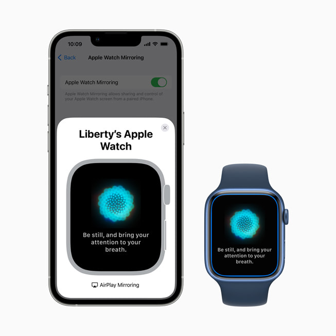 Un iPhone et une Apple?Watch associés illustrent comment utiliser la recopie vidéo de l’Apple?Watch pour accéder à l’app Respirer.