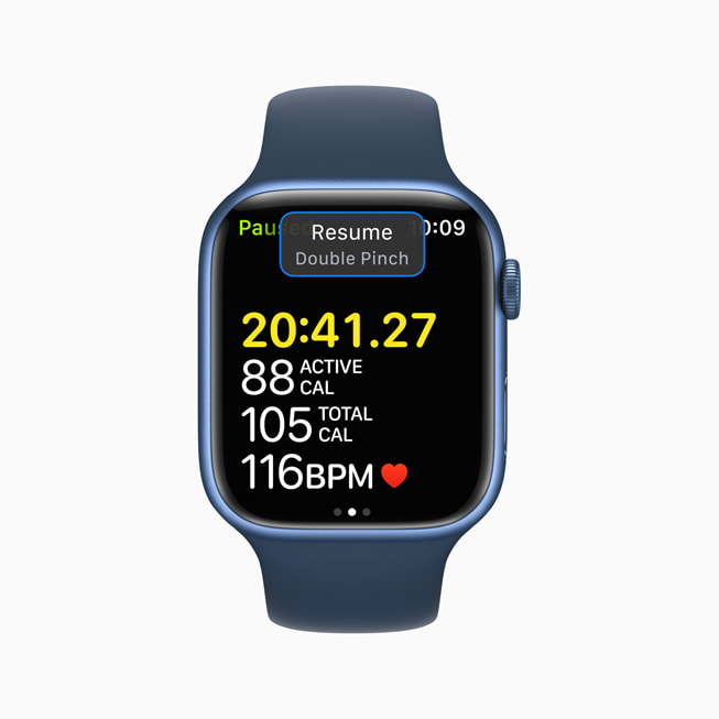 L’écran d’une Apple?Watch montre le geste du double pincement pour reprendre un entra?nement.