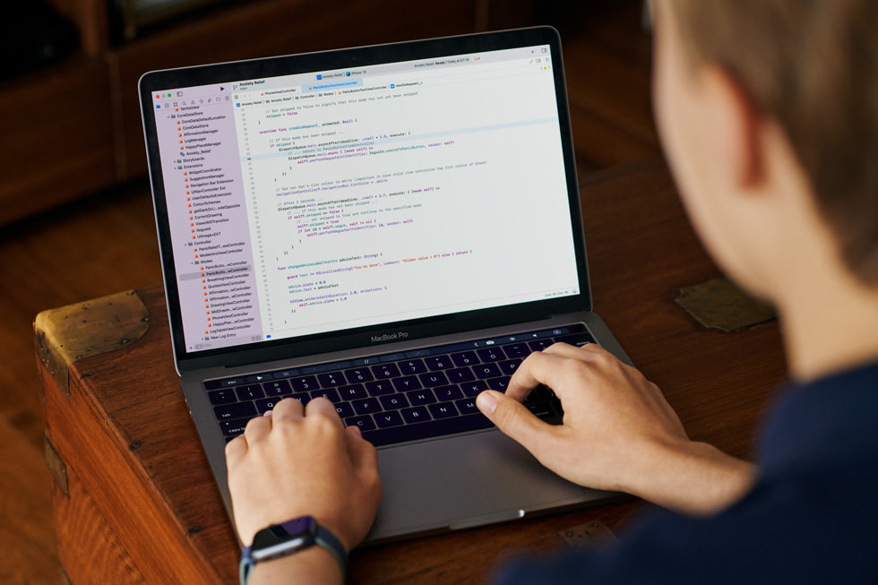 Ben Robinson bearbeitet Code auf seinem MacBook Pro.
