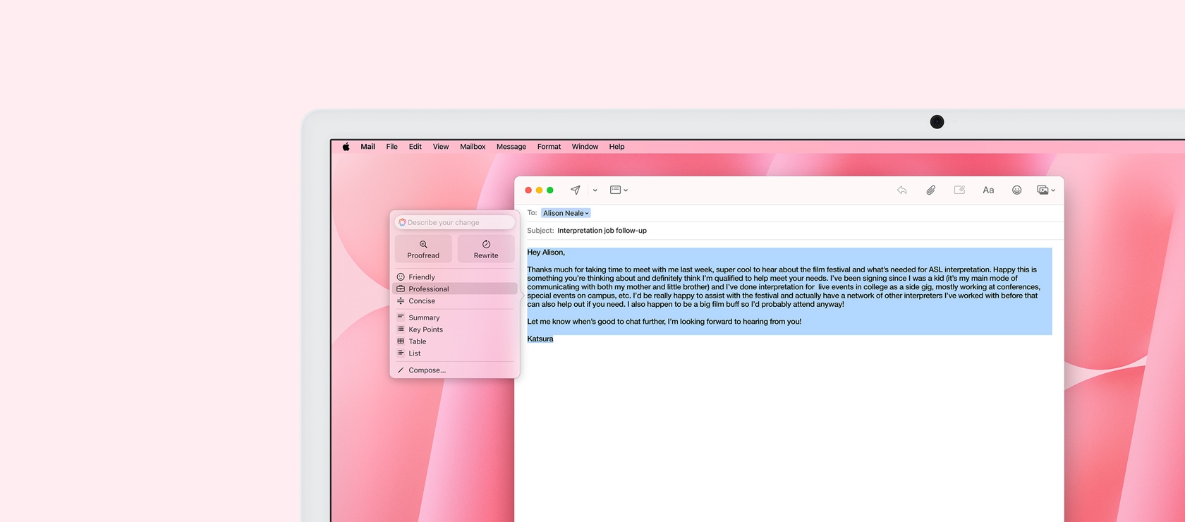 Yazma Ara?lar? ?zelli?iyle Mail uygulamas?n?n g?rüldü?ü bir iMac ekran?. Vurgulanan bir email tasla?? ve hemen yan?nda “Profesyonel Ton” se?ene?i g?rülüyor
