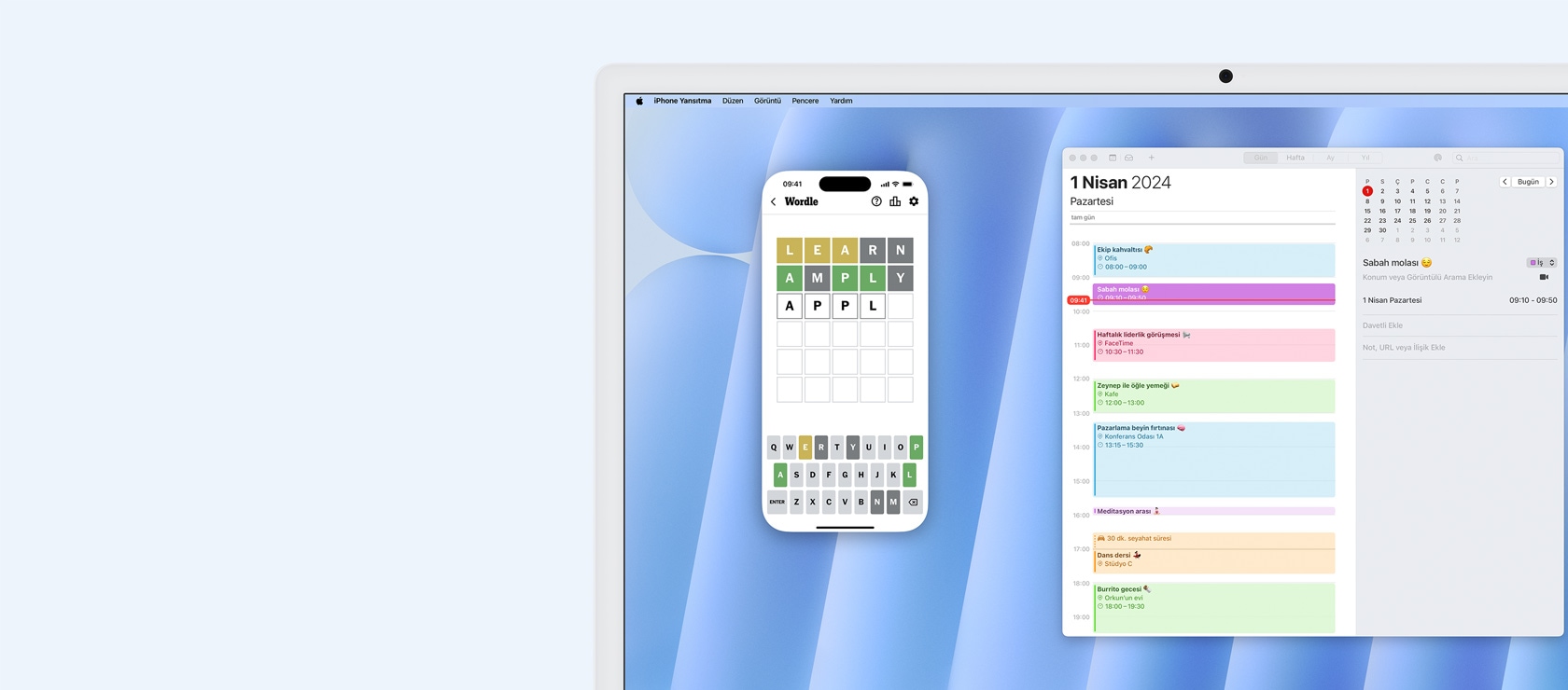 iPhone Yans?tma ?zelli?inin bir g?sterimi. iPhone ekran?nda Wordle oyununun yans?t?ld??? ve iMac’ten y?netildi?i g?rülüyor. Yan?nda Takvim uygulamas? bulunuyor.