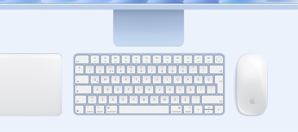 Magic Trackpad, Magic Keyboard, Magic Mouse ve iMac’in bulundu?u bir masan?n üstten g?rünümü