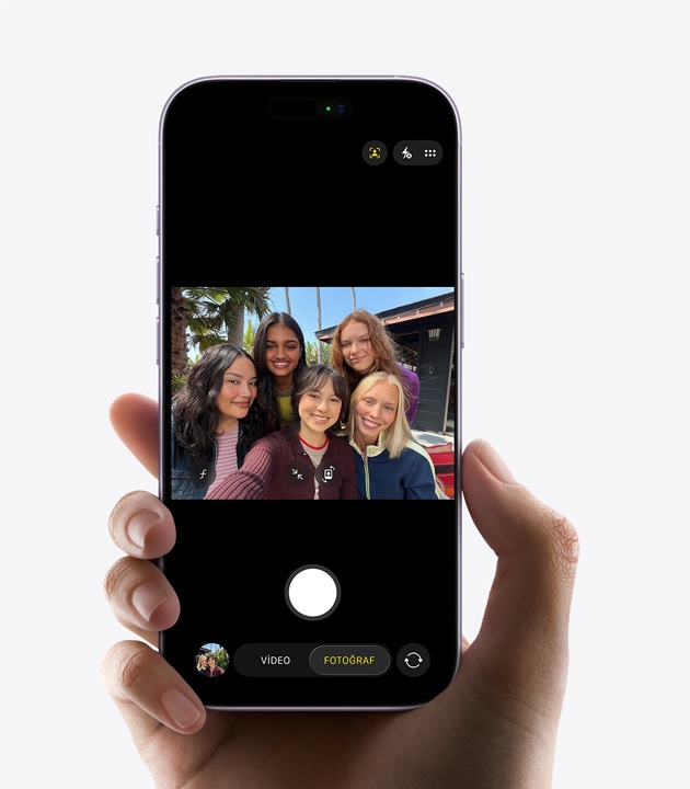 iPhone 17, ?nden d?? g?rünüm, foto?raflar i?in Ana Sahne ?zelli?i kullan?l?yor, bir grup insan selfie ?ekiyor
