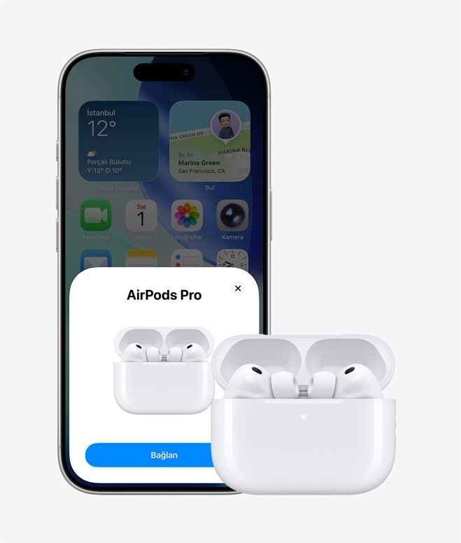 iPhone 17 Pro, ?nden d?? g?rünüm, arka planda ana ekran, ekran?nda AirPods ba?lant?s? bildirimi ve iPhone’un yan?nda a??k kutusundaki AirPods g?rünüyor