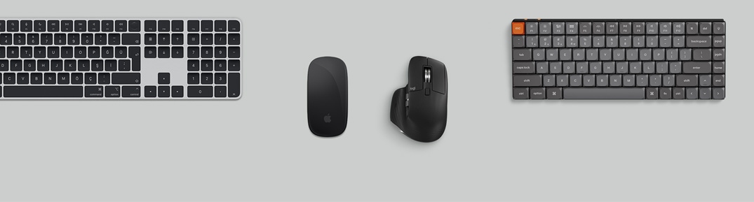 Gümü? rengi Mac mini, bir ekran, kablosuz klavyeler, kablosuz mouse’lar, bir oyun kumandas? ve AirPods Max’in bulundu?u masa düzeninin üstten g?rünümü