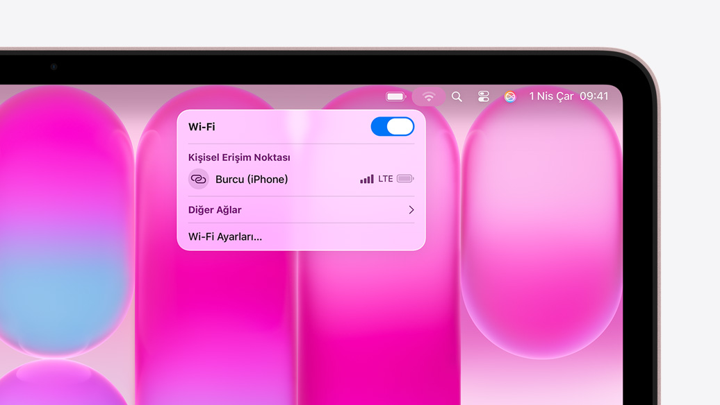 MacBook Neo, pastel pembe renk, Wi-Fi menüsünde Ki?isel Eri?im Noktas? b?lümü ve “Burcu (iPhone)” se?ene?i g?steriliyor