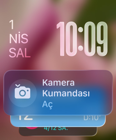 Ekran?n alt k?sm?nda Kamera Kumandas? ara? tak?m?, sa? üst k??ede yar? saydam saat rakamlar?, sol üst k??ede tarih yer al?yor