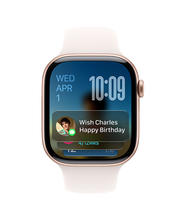 Roze Gold rengi Apple Watch Series 11 ve bulut pembesi kordon, kadran?n sol üst k??esinde tarih, sa? üst k??esinde saat ve altta Mesajlar ara? tak?m? g?rünüyor