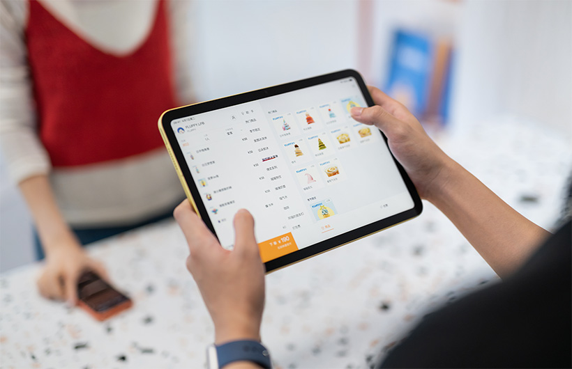 iPad 和 FLIPOS app 在手，讓 FLUFFY 員工充分發(fā)揮 POS 系統(tǒng)的功用。