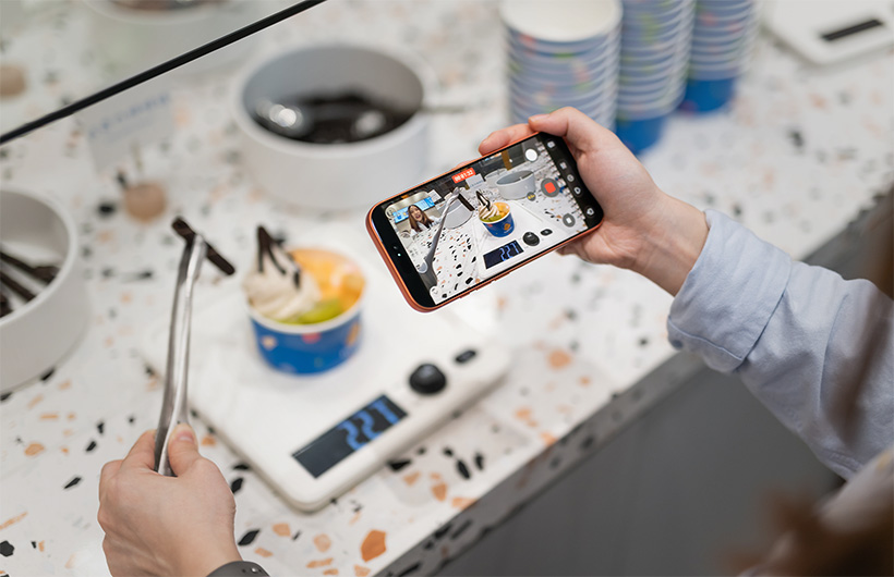  iPhone 的「雙向同拍」功能，讓 FLUFFY 團隊在錄製新食譜的培訓影片時，也能同時拍攝示範過程和陪訓師。