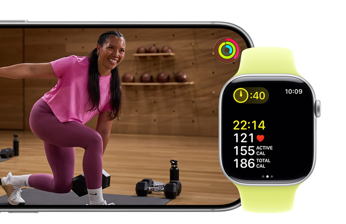 Apple Watch Series 11 sporer en trenings?kt mens iPhonen spiller av en treningsvideo fra Fitness+